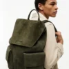 Mochila com aba em camurça
