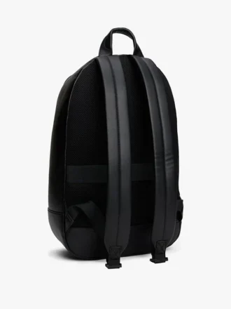 Mochila com riscas do logótipo e acabamento granulado