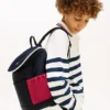 Mochila infantil com aba e blocos de cor