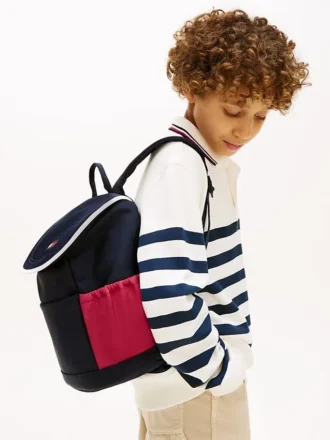 Mochila infantil com aba e blocos de cor