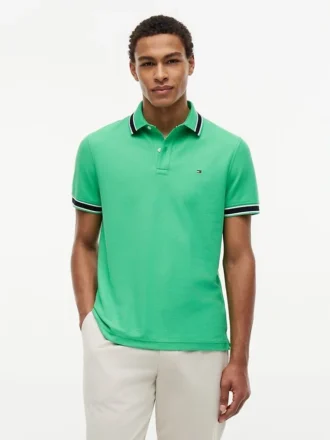 Polo com corte regular e detalhes em contraste