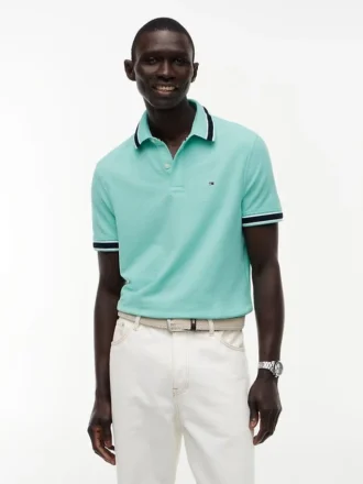 Polo com corte regular e detalhes em contraste