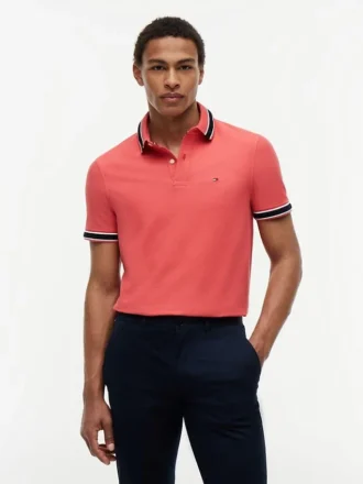 Polo com corte regular e detalhes em contraste