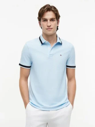 Polo com corte regular e detalhes em contraste