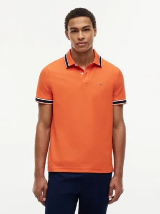 Polo com corte regular e detalhes em contraste
