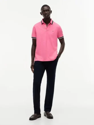 Polo com corte regular e detalhes em contraste