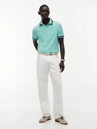 Polo com corte regular e detalhes em contraste