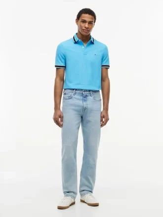Polo com corte regular e detalhes em contraste