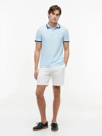 Polo com corte regular e detalhes em contraste