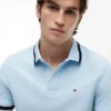 Polo com corte regular e detalhes em contraste