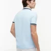 Polo com corte regular e detalhes em contraste