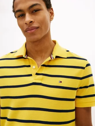 Polo com corte regular e riscas