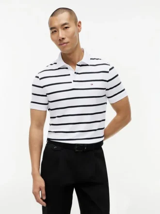 Polo com corte regular e riscas que absorve a humidade