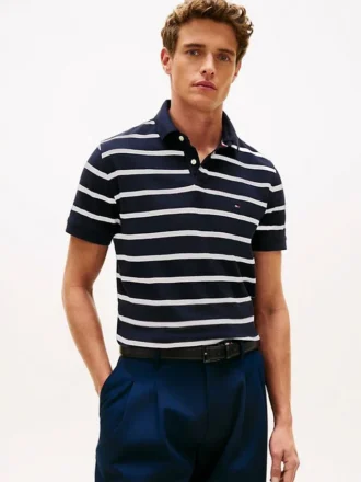 Polo com corte regular e riscas que absorve a humidade