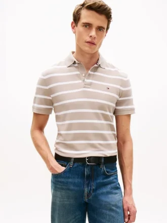 Polo com corte regular e riscas que absorve a humidade