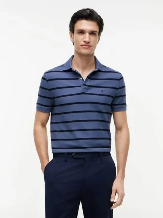 Polo com corte regular e riscas que absorve a humidade