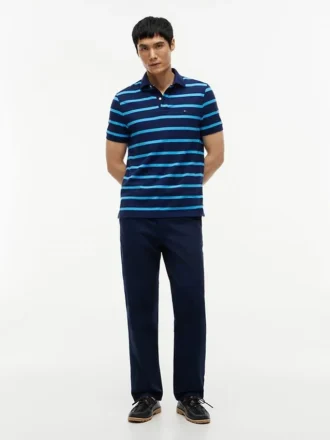 Polo com corte regular e riscas que absorve a humidade