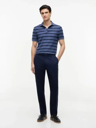 Polo com corte regular e riscas que absorve a humidade