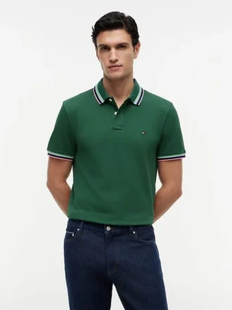 Polo com detalhes em contraste, corte regular