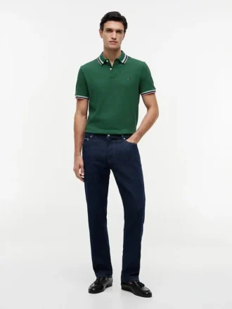 Polo com detalhes em contraste, corte regular