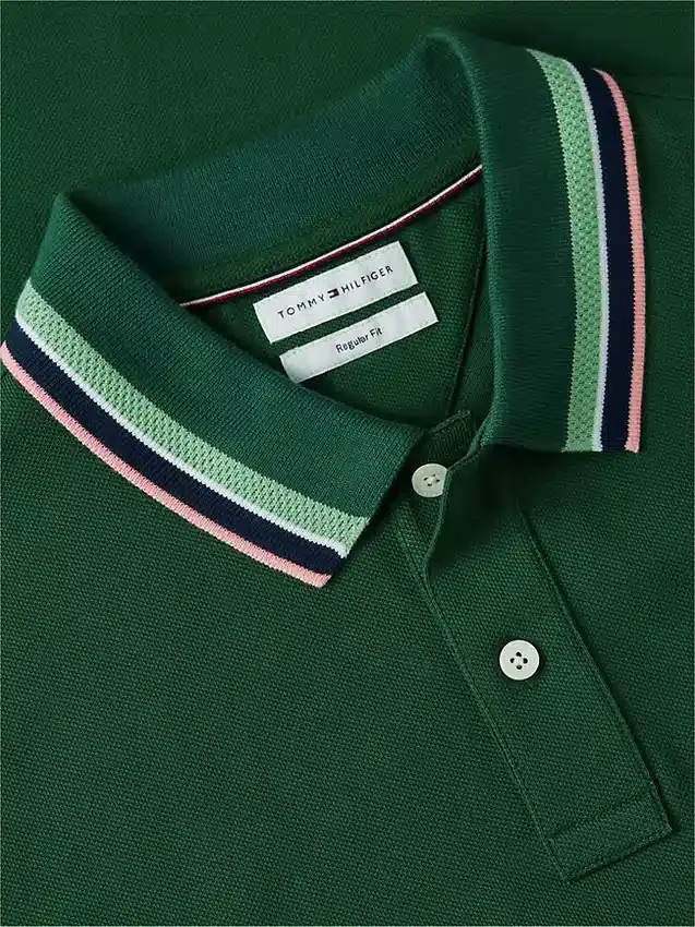 Polo com detalhes em contraste, corte regular Polo com detalhes em contraste, corte regular