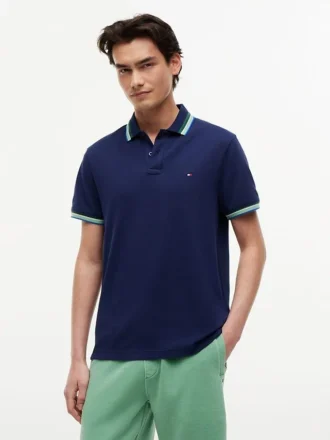 Polo com detalhes em contraste de corte regular