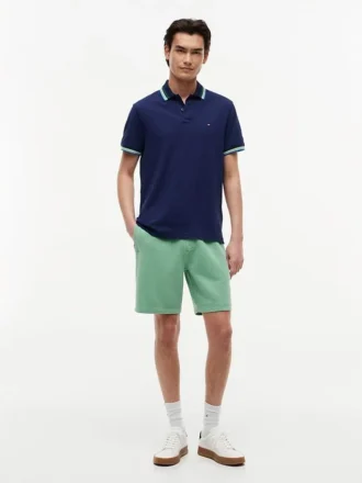Polo com detalhes em contraste de corte regular
