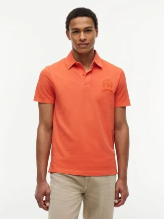 Polo com emblema tingido na peça, corte regular