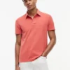 Polo com emblema tingido na peça, corte regular