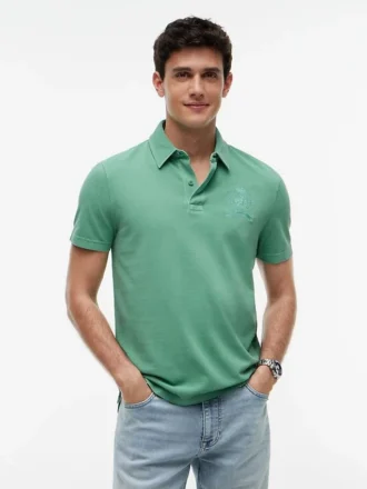 Polo com emblema tingido na peça, corte regular