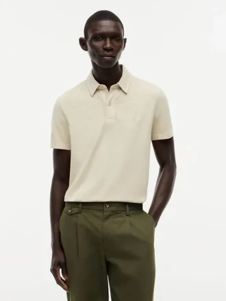 Polo com emblema tingido na peça, corte regular