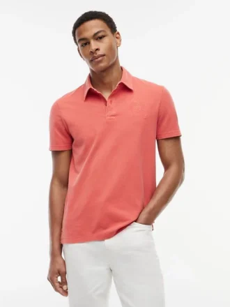 Polo com emblema tingido na peça, corte regular