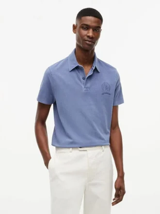 Polo com emblema tingido na peça, corte regular