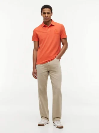 Polo com emblema tingido na peça, corte regular