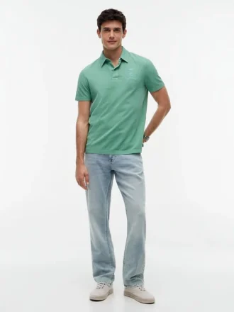 Polo com emblema tingido na peça, corte regular