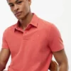 Polo com emblema tingido na peça, corte regular