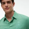 Polo com emblema tingido na peça, corte regular Polo com emblema tingido na peça, corte regular