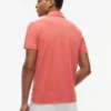 Polo com emblema tingido na peça, corte regular