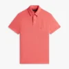 Polo com emblema tingido na peça, corte regular