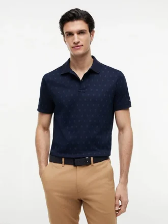 Polo com estampado de bandeiras em toda a peça