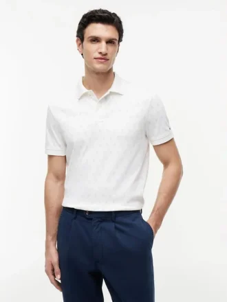 Polo com estampado de bandeiras em toda a peça