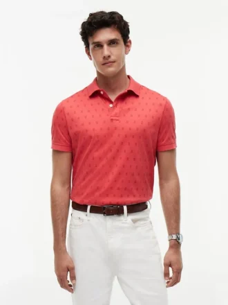 Polo com estampado de bandeiras em toda a peça