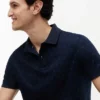 Polo com estampado de bandeiras em toda a peça Polo com estampado de bandeiras em toda a peça