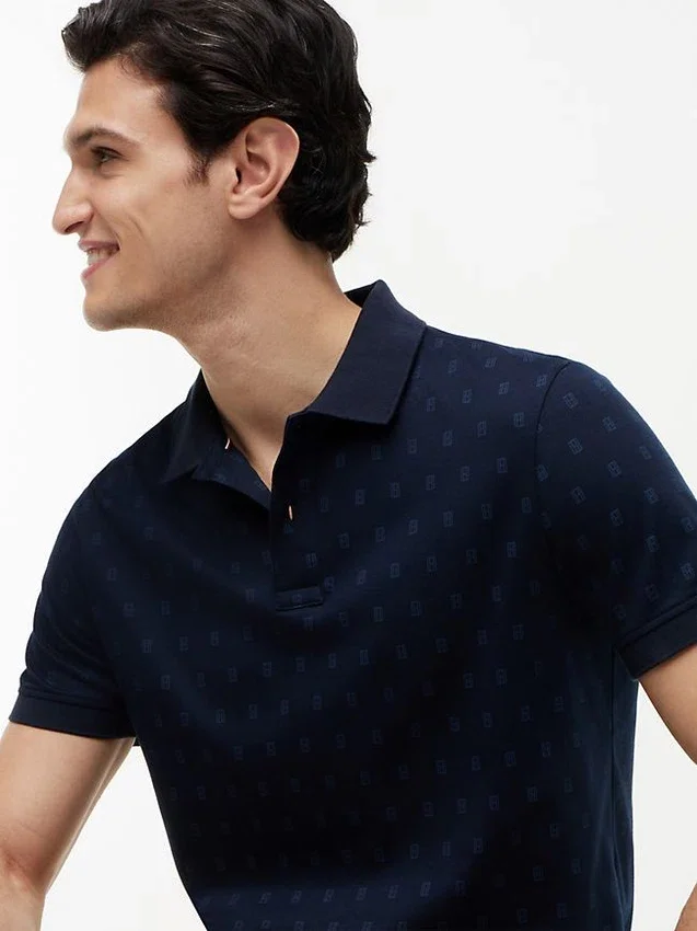 Polo com estampado de bandeiras em toda a peça Polo com estampado de bandeiras em toda a peça