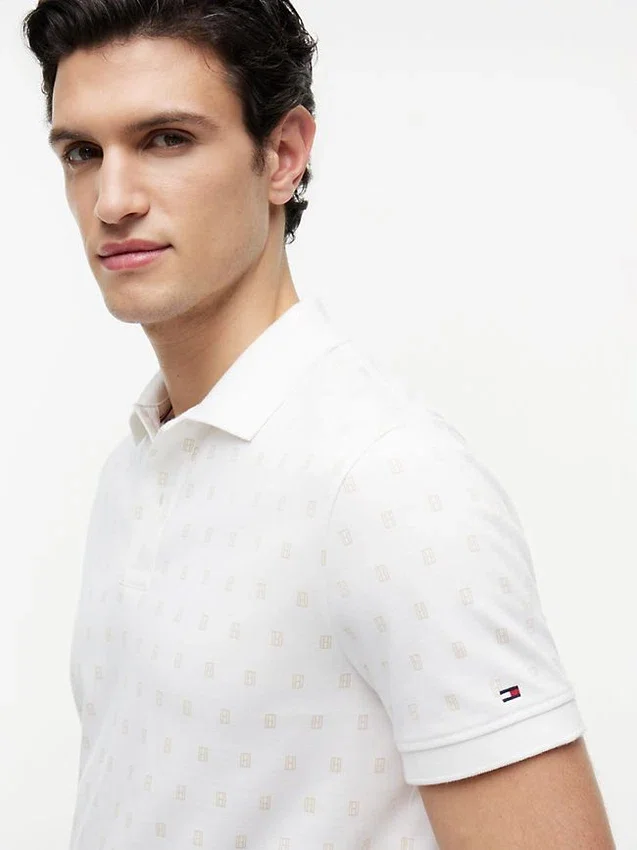 Polo com estampado de bandeiras em toda a peça Polo com estampado de bandeiras em toda a peça