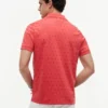 Polo com estampado de bandeiras em toda a peça Polo com estampado de bandeiras em toda a peça