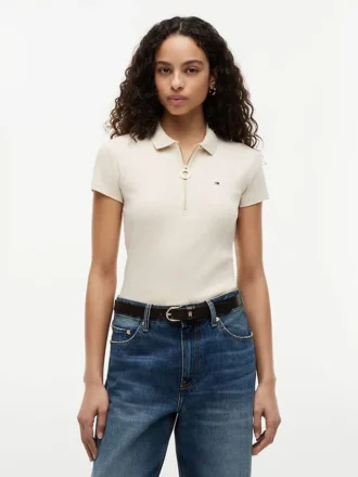 Polo com fecho de correr e corte justo