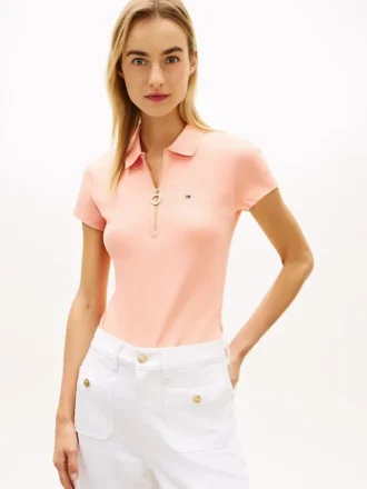 Polo com fecho de correr e corte justo
