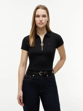 Polo com fecho de correr e corte justo