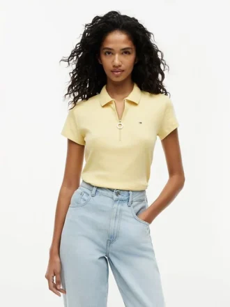 Polo com fecho de correr e corte justo